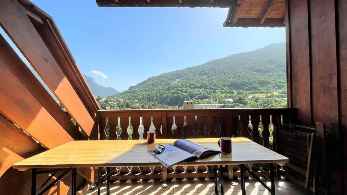 Forville Apartment | 3rd floor, view panoramic, balcony, parking, tv, 64m², Serre Chevalier