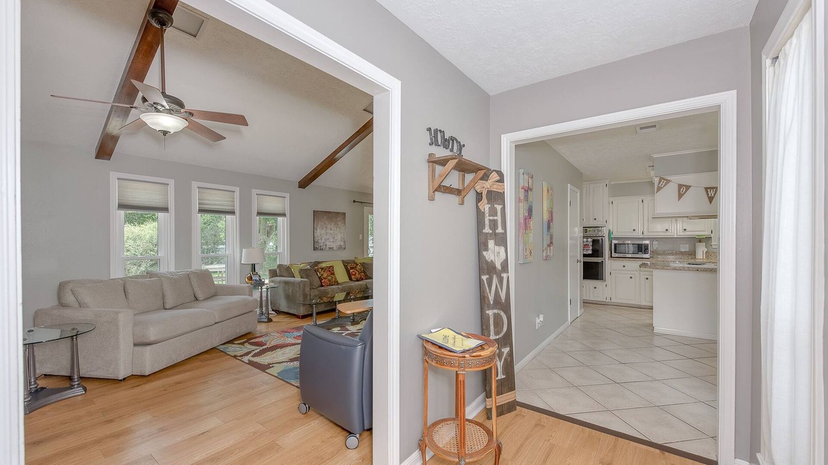 Southwood Valley House | 3rd NIGHT FREE! Sleeps 9 ! HUGE living area-common space, large deck & yard.