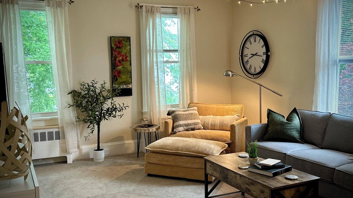 Williamsport Apartment | "3Thirty2" - near IPT, 10min to LLW Series-AC/off street parking