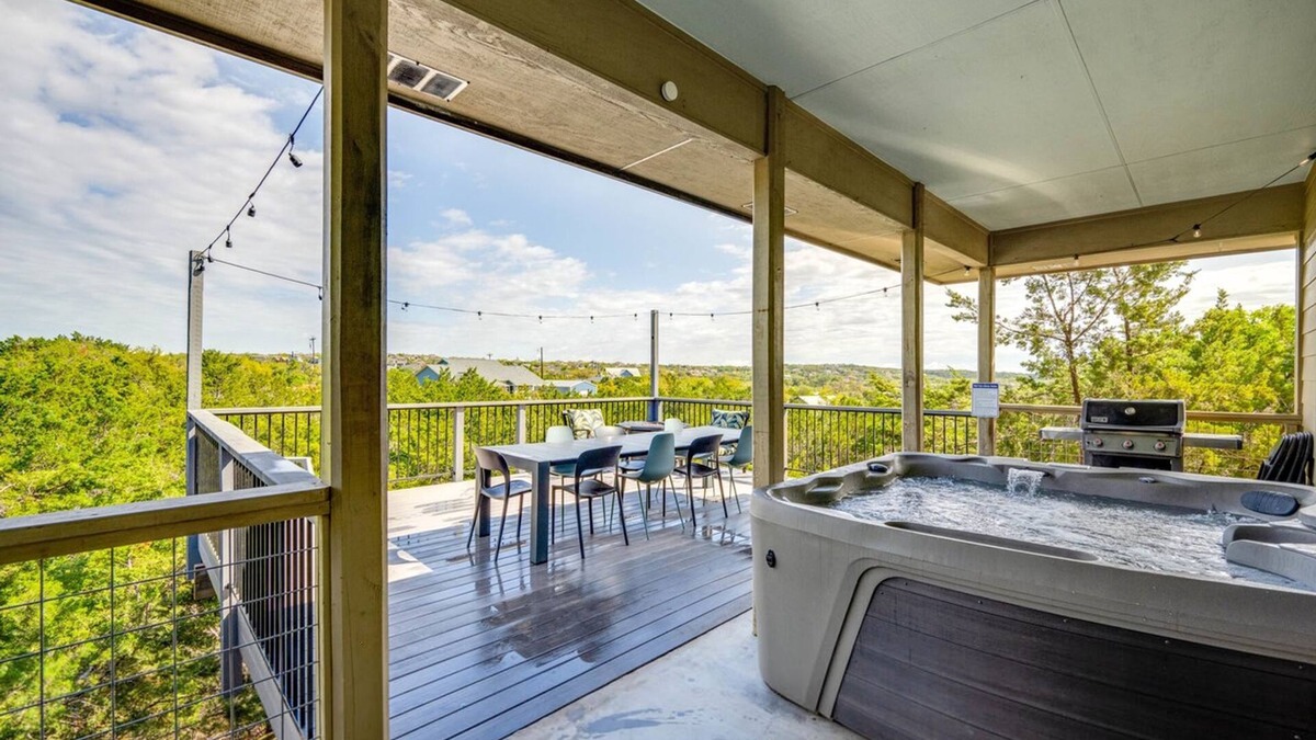 Dripping Springs House | 4 2 Firepit hot tub Scenic Views L2 EV Charger
