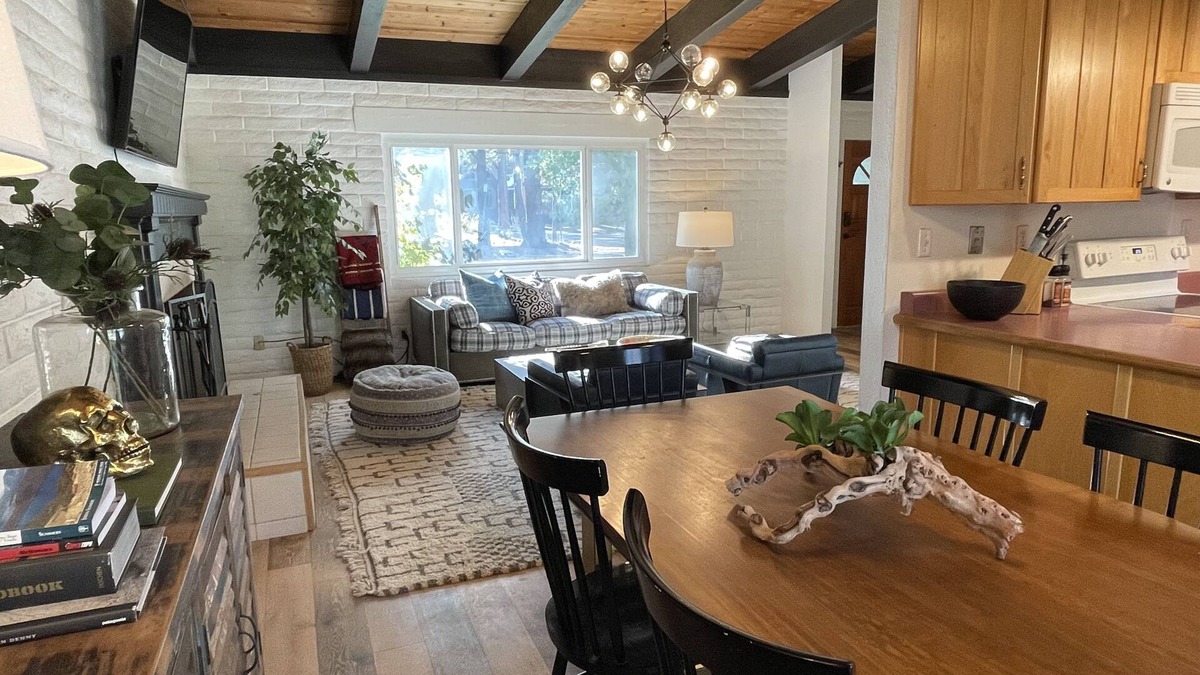 Tahoe Island Cabin | $4,200/mo-Furnished Ski Lease in South Lake Tahoe, 15 minutes to Heavenly Resort