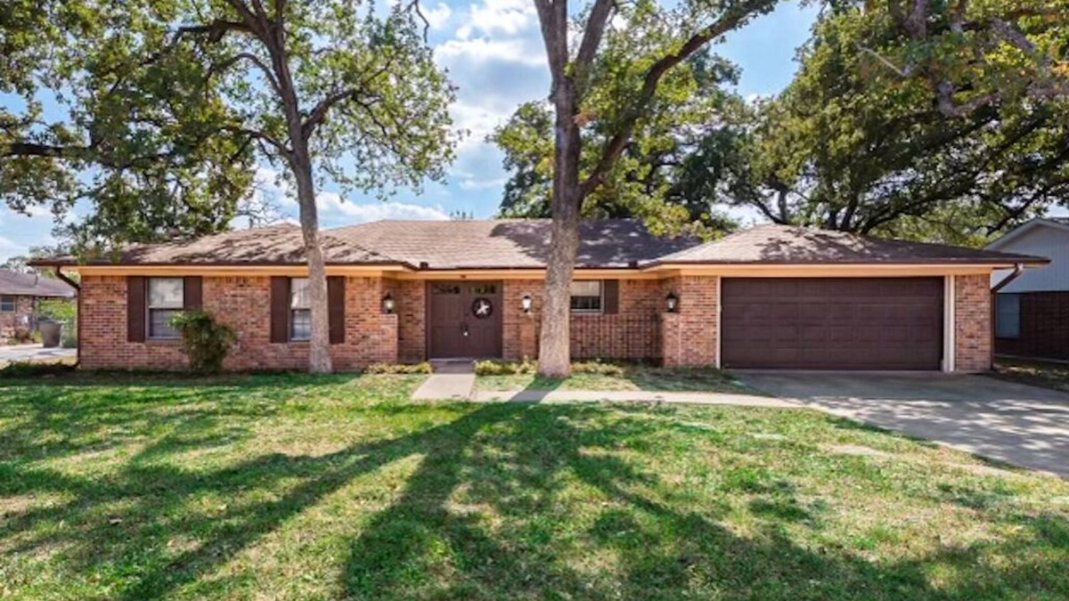 College Station House | 4/3 Heart of Aggieland, NEWLY AVAILABLE , Pool Table, HUGE Yard
