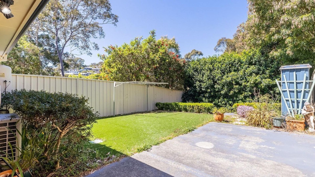 Corlette House | 4-49 Bonito St - small dog friendly, air con & Wi-Fi