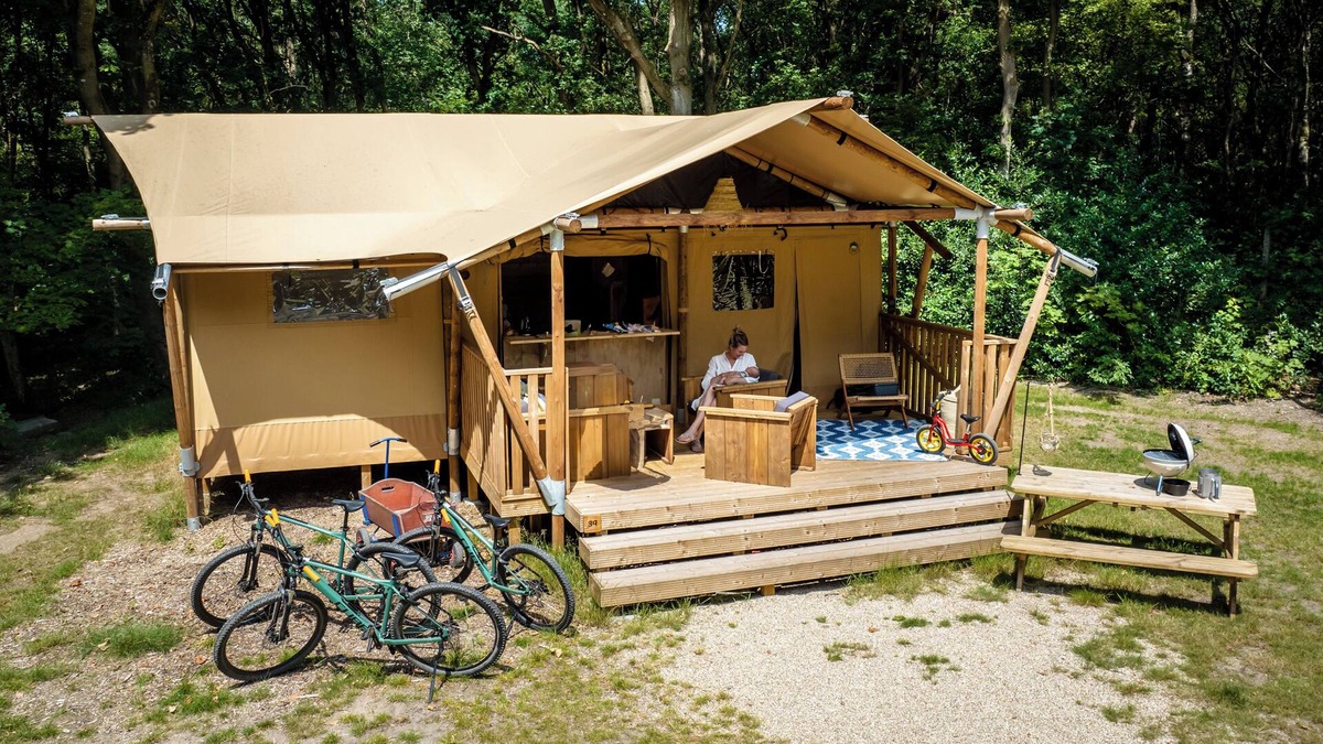Huizen RV Rental | 4-5-person safari tent in the holiday park Landal Gooise Heide