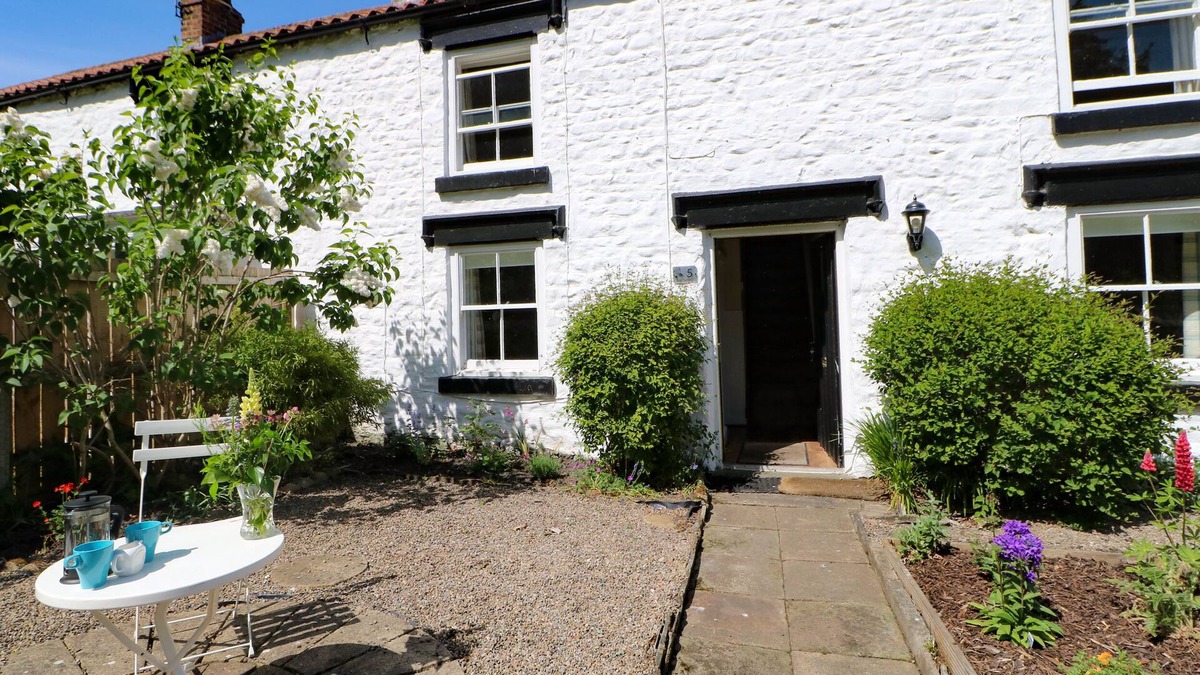 Piercebridge Cottage | 4-5 THE GREEN, pet friendly, with open fire in Piercebridge