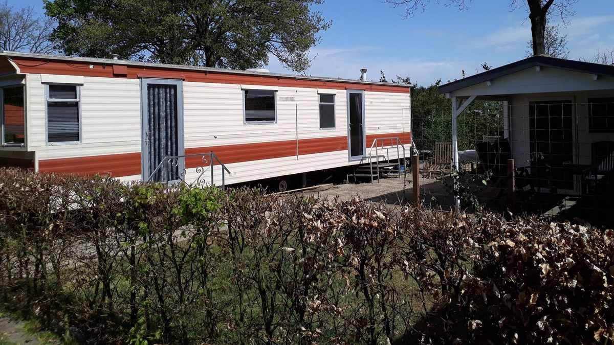 Rheezerveen House | 4-6 persoons stacaravan te huur incl wifi , zwembad en zwemvijver , animatie