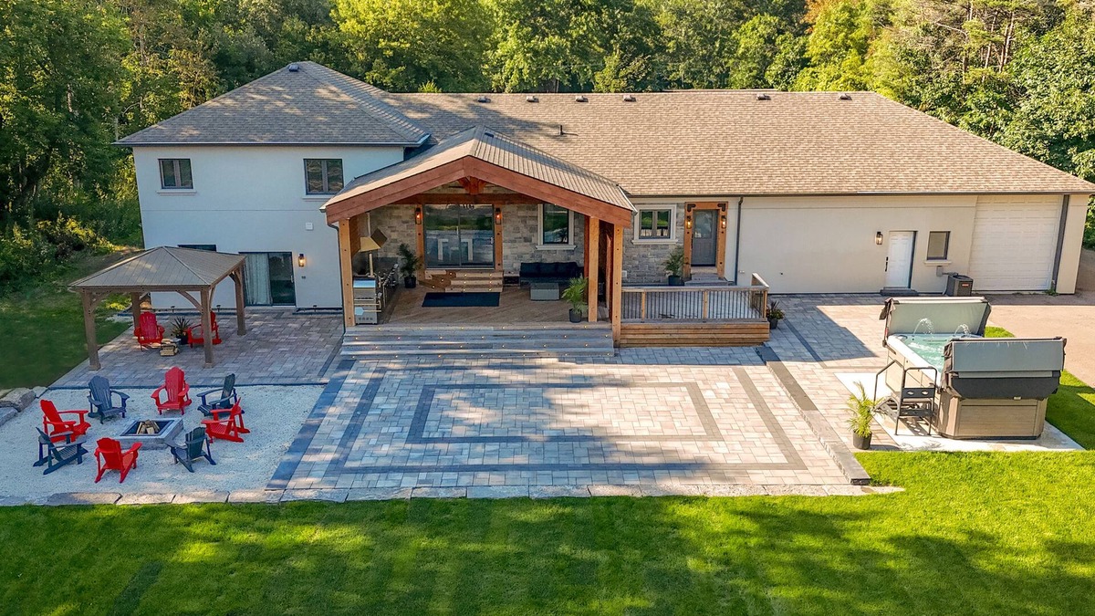 Barrie House | 4 Acre Estate | 7 Bedrooms | Sleeps 20 | 5min to Downtown