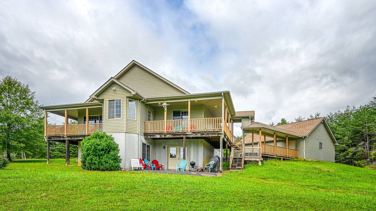 Livingston House | +4 acre lakefront retreat with private boat slip, wraparound porch, grill, & W/D