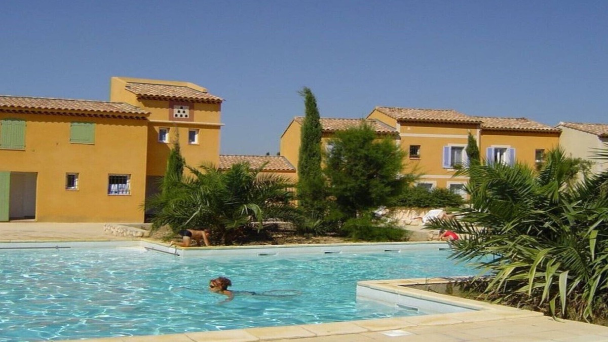 Arles House | 4* air-conditioned house, sleeps 6, enclosed garden with trees, communal SWIMMING POOL.