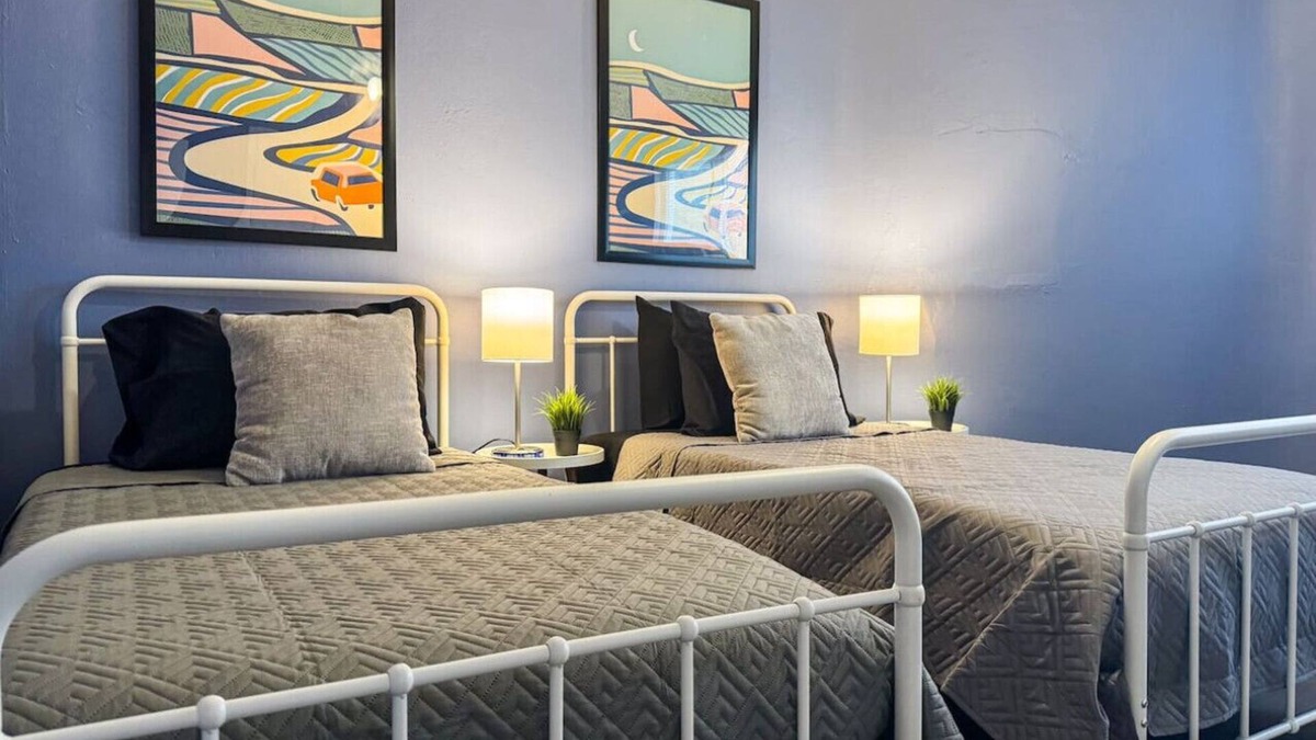 Mount Oliver House | 4 Apartments! 7 Bedrooms w/23 Beds & Parking WIFI