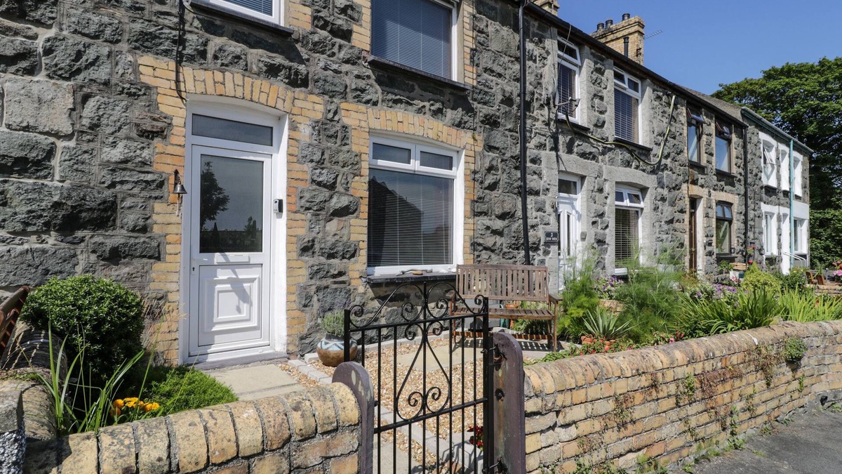 Criccieth Cottage | 4 ARVONIA TERRACE, pet friendly, with open fire in Criccieth