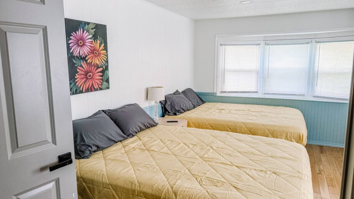 West Newton House | 4 bd/10 min to downtown W/D