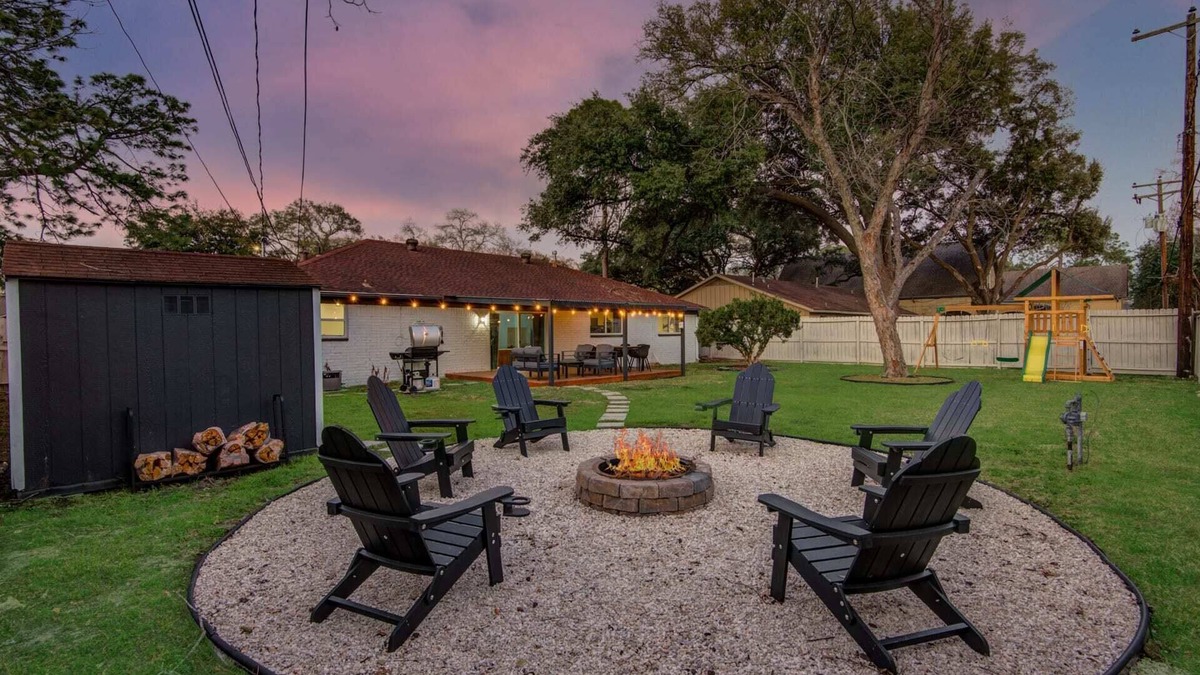 Woodlake - Briar Meadow House | 4-BD Mid-Modern Century with Firepit & Playground