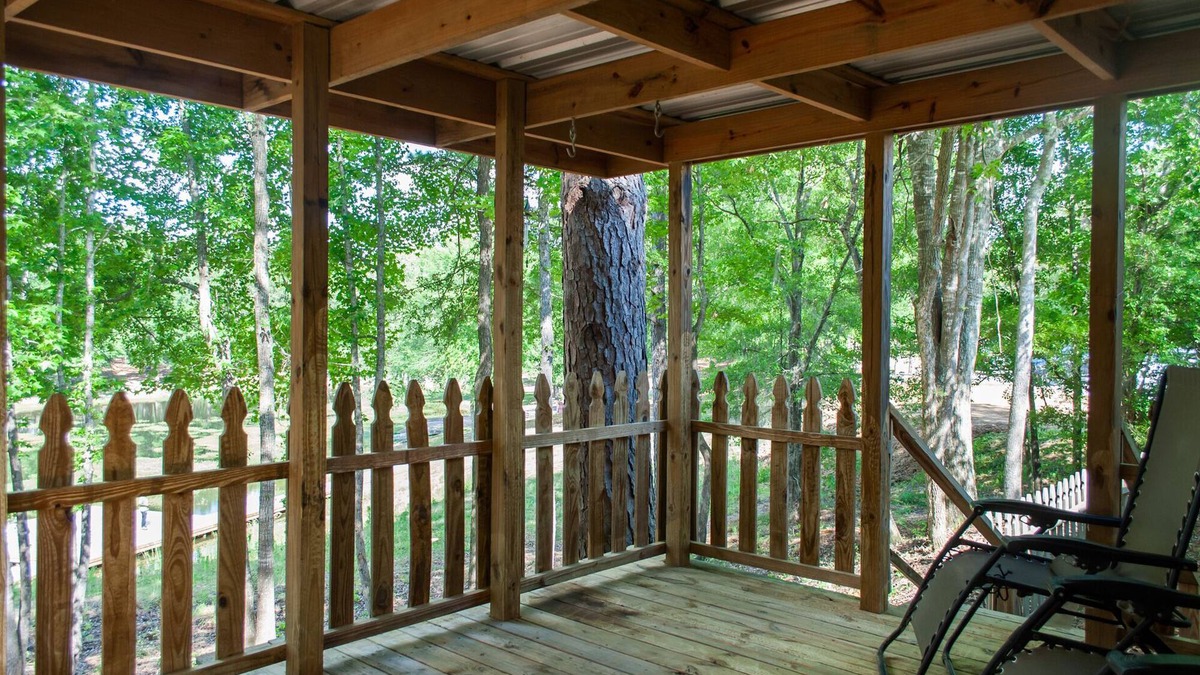 Ramer House | 4 bd rm, 2bth modular, feat. full ktch, private deck & grill at Kick Back Ranch.