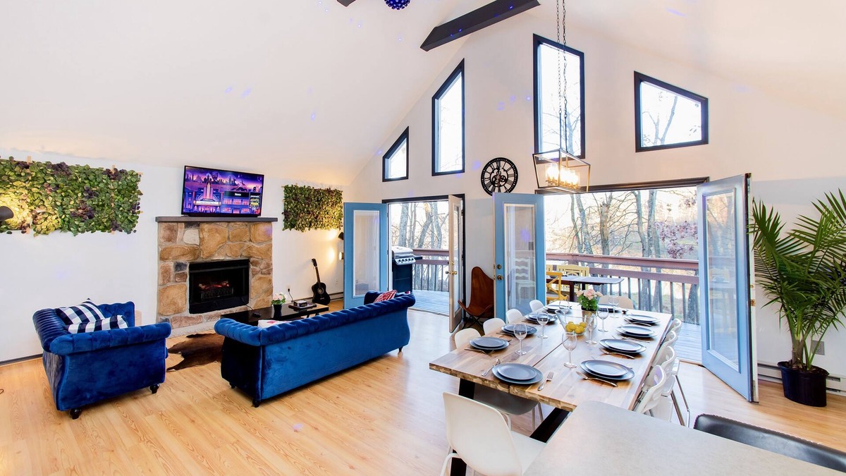 East Stroudsburg House | 4 BD Stylish Cottage W Private Pool & hot-tub by RedAwning