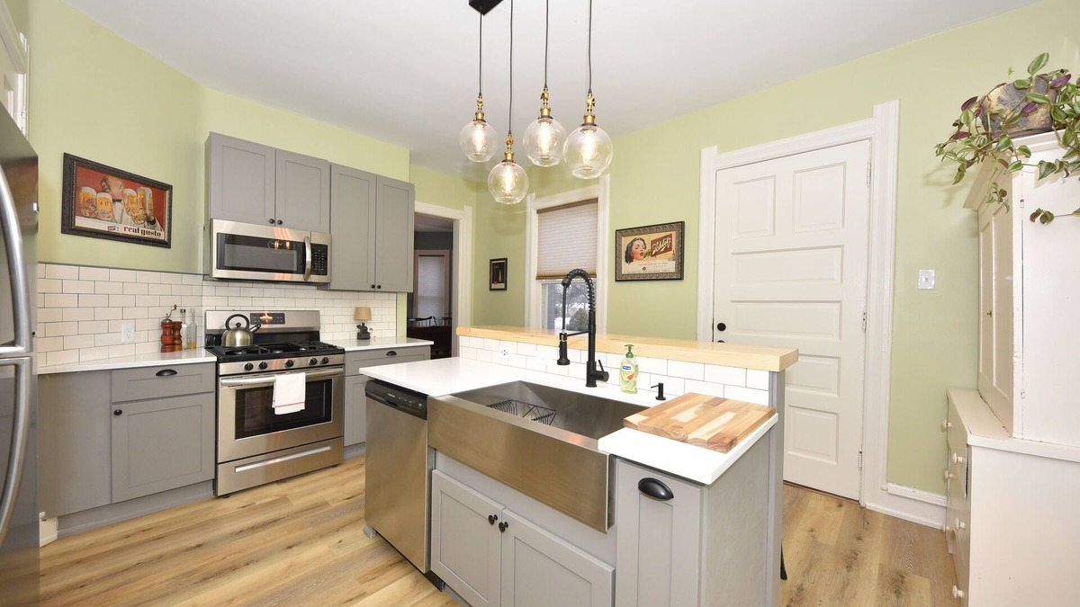 Brewers Hill House | 4 bd Victorian, close to downtown, great for groups and family gatherings