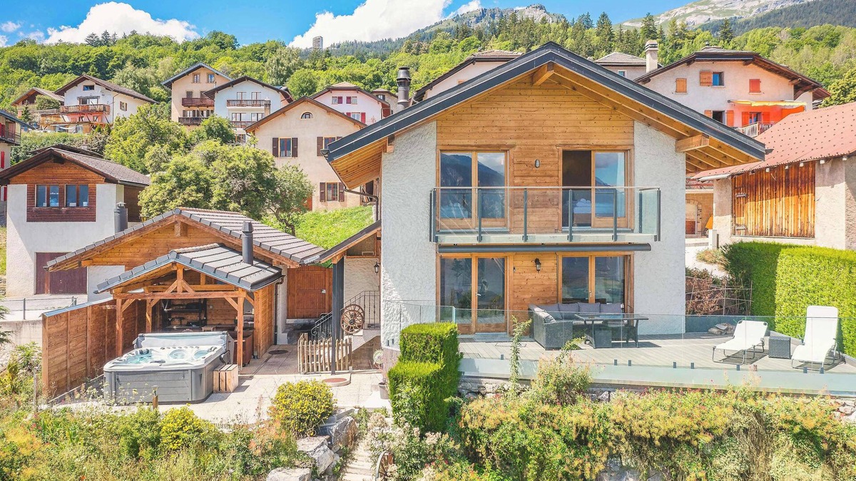 Randogne Ski Chalet | 4 BDR Chalet w/outdoor Hot Tub & Game Room