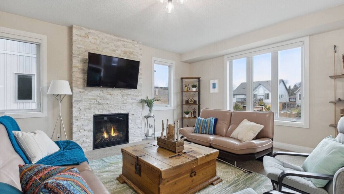 Collingwood House | 4 BDR Home Near Downtown Collingwood and Blue Mtn