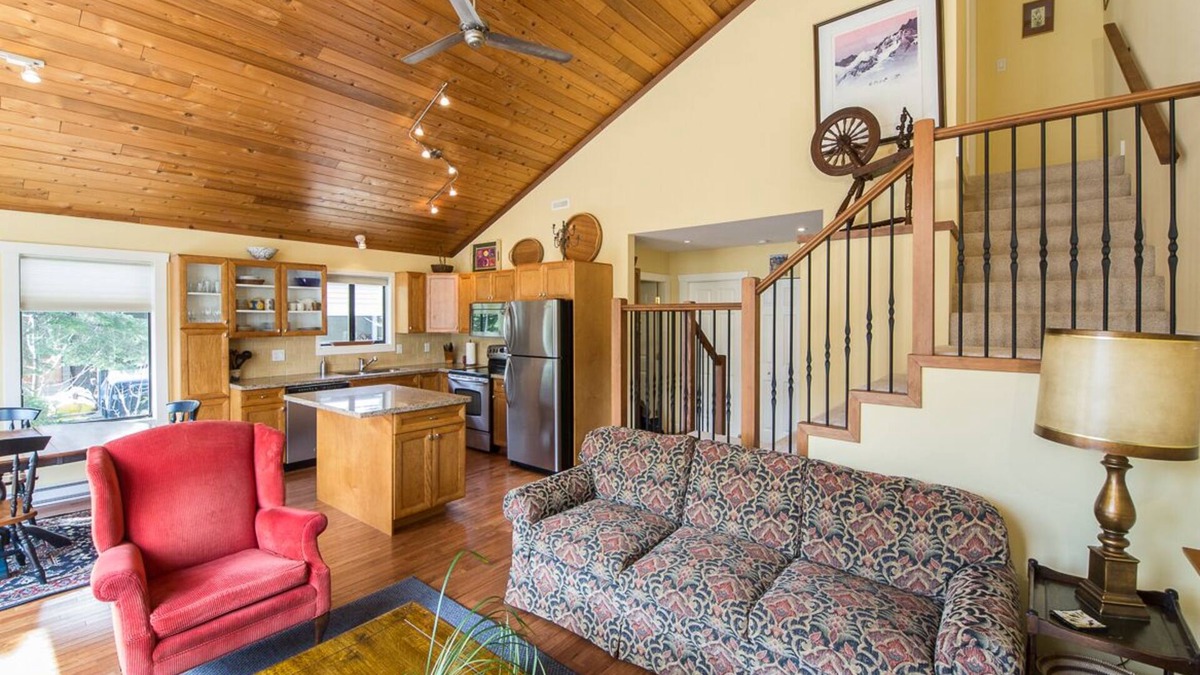 Whistler Cay Heights Ski Chalet | 4 Bdrm /3 Bath / 5 Min Walk From Village
