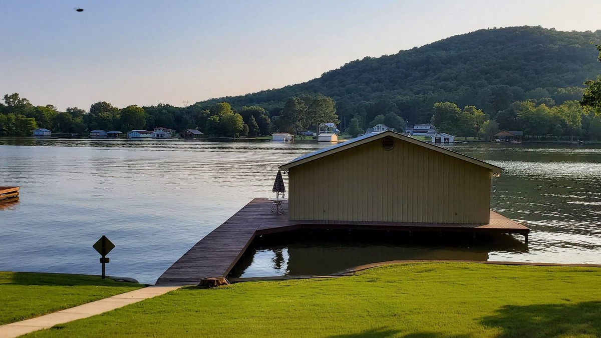 Grant House | 4 Bdrm/3 Bath Luxury Lake Home Directly On Deep Water w/Easy Docking Piers