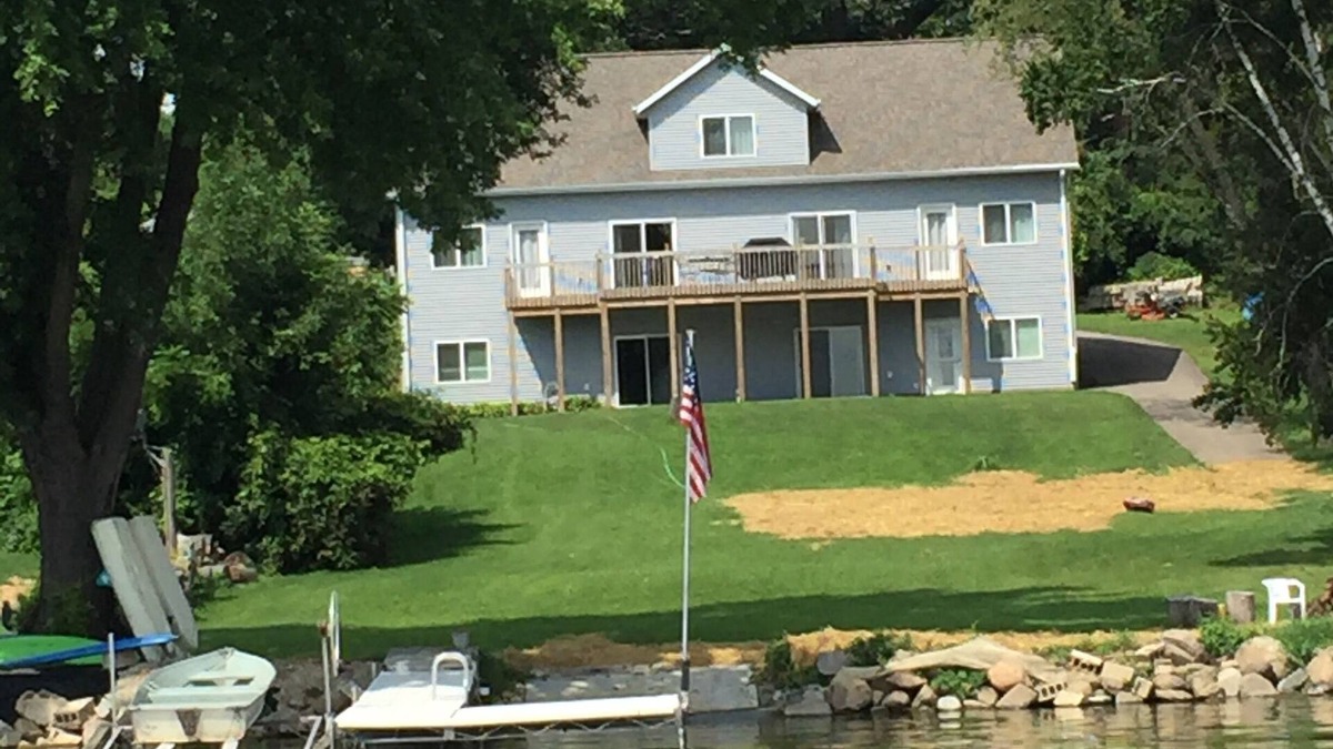 Juneau House | 4 Bdrm 4 Bath Lake front Lake Sinissippi home