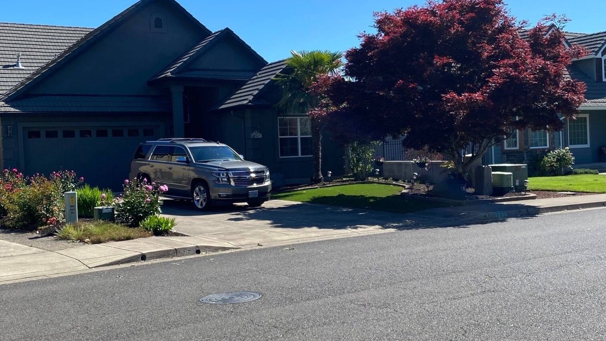 Creswell House | 4 bdrm home, sleeps 8, with swim spa minutes from Hayward Field, wineries, golf.