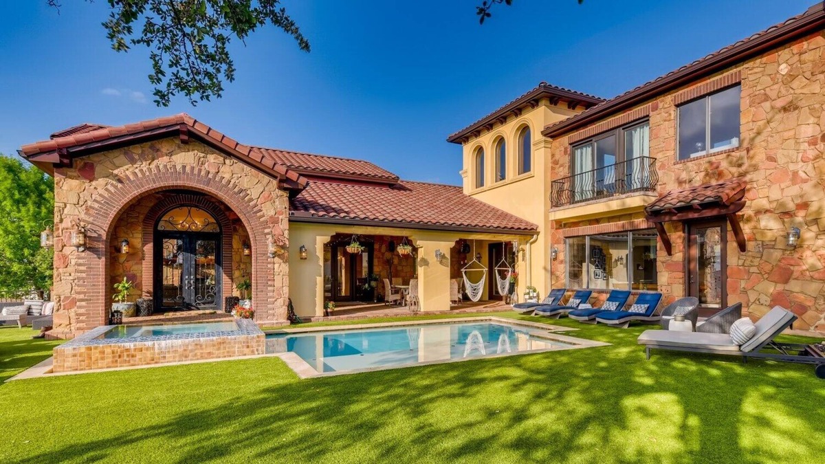 Lake Pointe House | 4 BDRM Home W/Pool & Amazing Views! Mins to Lakes, shops and restaurants
