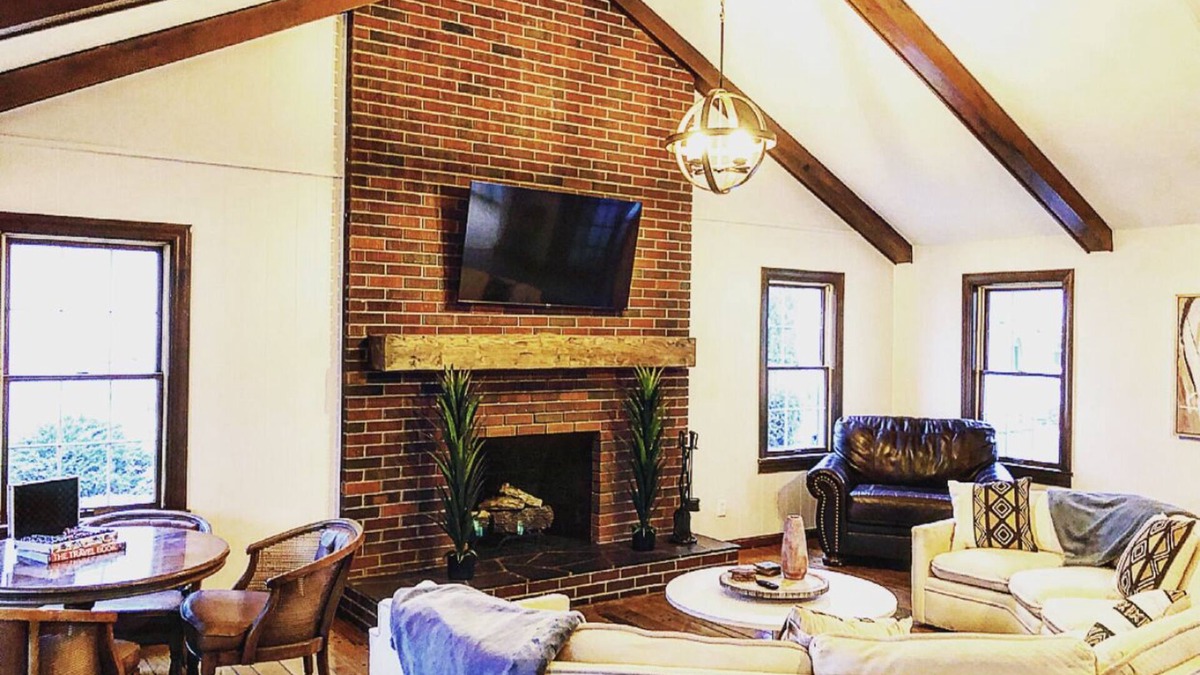 Geneva-on-the-Lake House | 4 BDRM LAKE LODGE, SLEEPS 12, RIGHT IN THE HEART OF THE GOTL STRIP