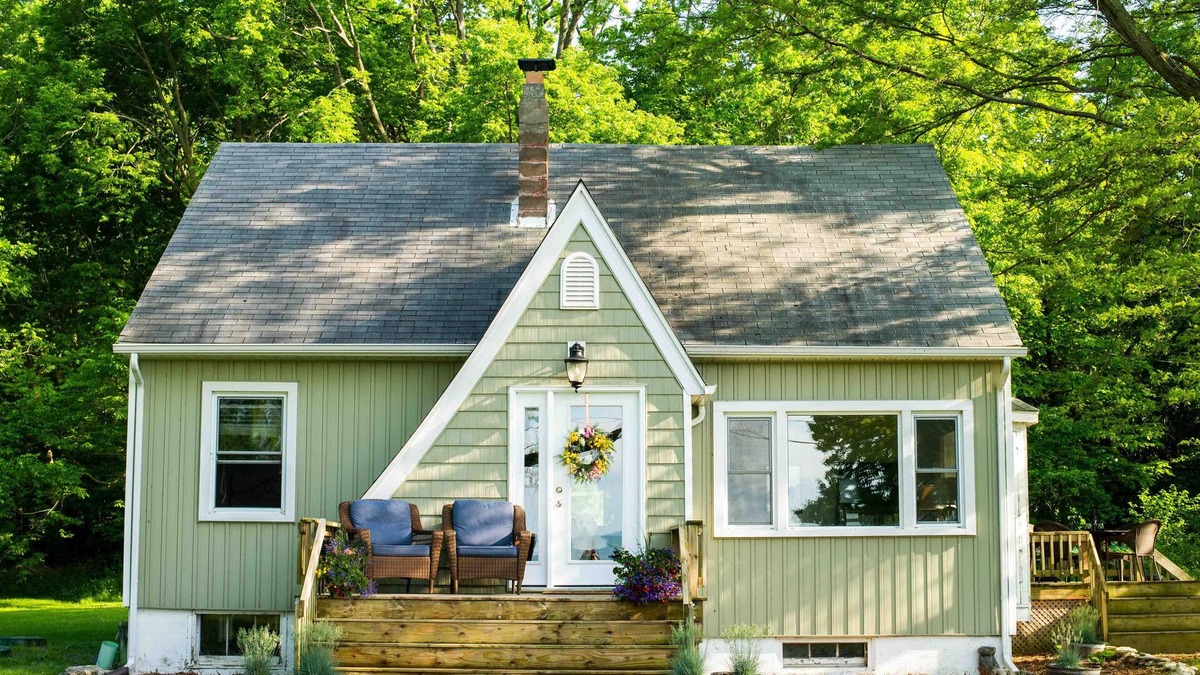 Kingsville Cottage | 4 Bdrm Lakefront Retreat-Private Idyllic Forest with Trail-High Speed Internet