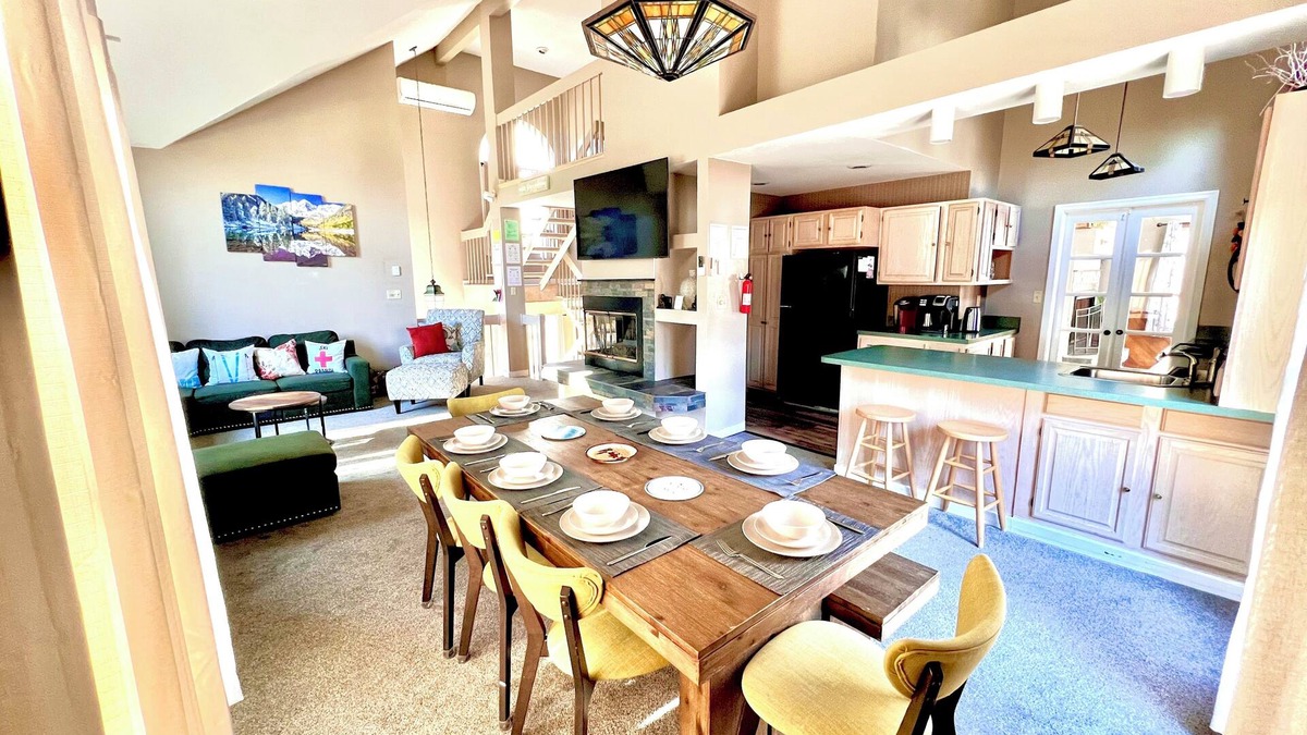 Lake Harmony House | 4-bdrm sleep 12 Lake Harmony.Lake/Beach/Pool/Walk to Slopes, Hot tub, Game Room