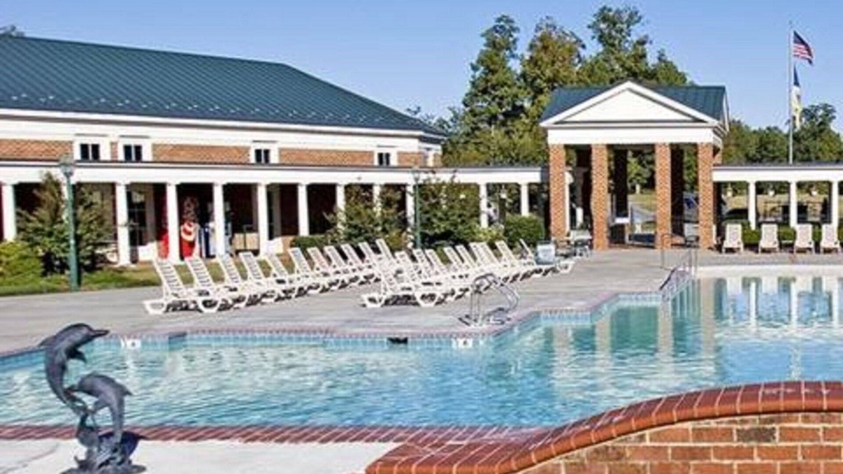 Berkeley Condo | 4 BDRM, SLEEPS 12, ONLY 10 MILES TO BUSCH GARDENS, 2 KITCHENS, 2 BATHS, BOOK NOW