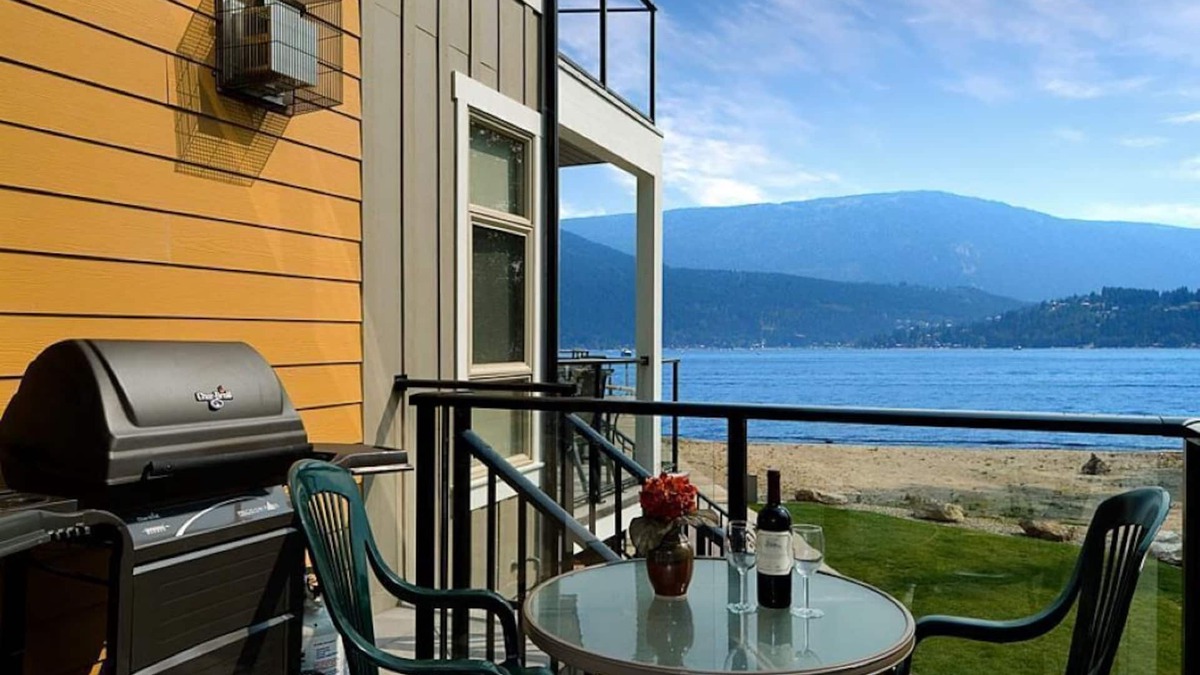 Scotch Creek House | 4-Bdrm Waterfront Townhome