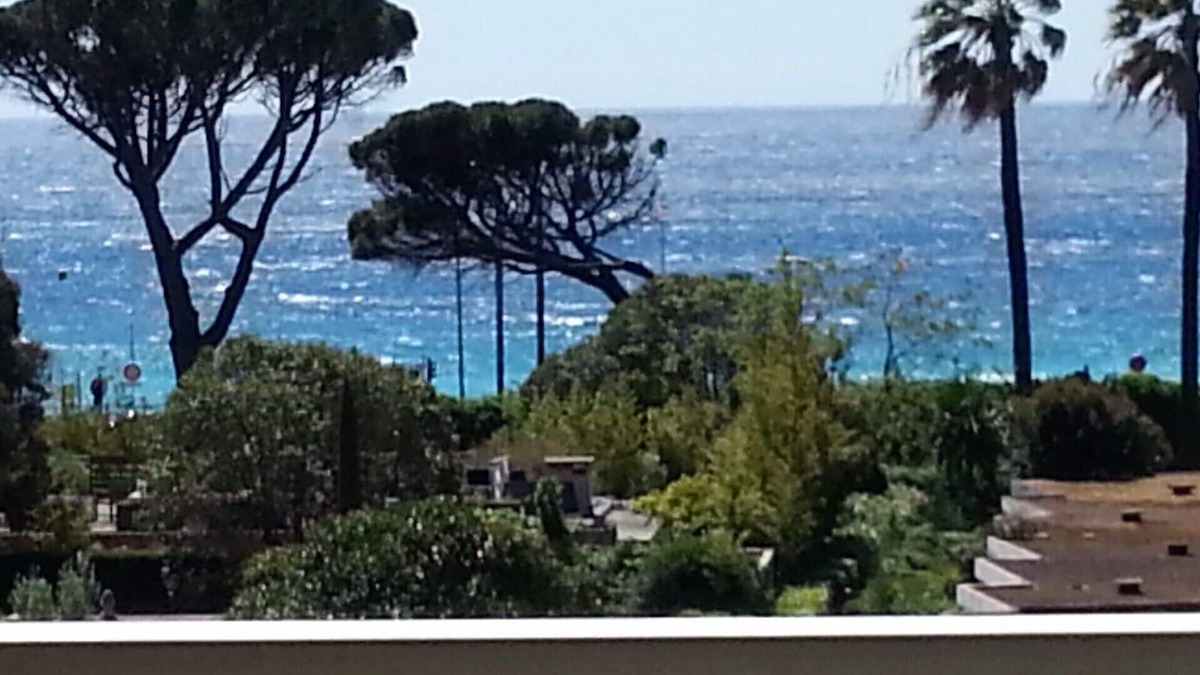 La Croix des Gardes Apartment | 4 *, BEACH/EVENTS, direct access to the beach, pool, garage, park.