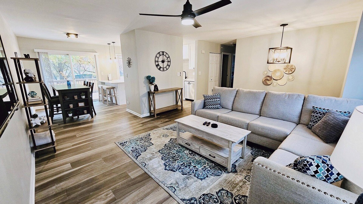 Fox Valley House | 4 Bed / 2 Bath / 2 Car Garage / Fully Fenced & Pet Friendly. Quiet Neighborhood