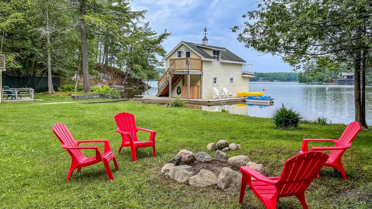 Muskoka Lakes Cottage | 4 bed 2 bath cottage on Lake Rosseau!