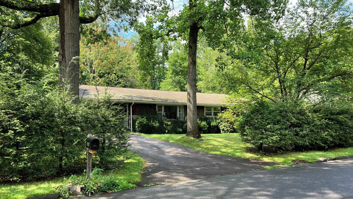 Williamsport House | 4 bed 2 bath Mid century modern in Vallamont, 10 mins from Lamade Stadium.