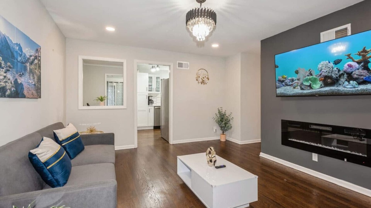 Elmhurst House | 4-Bed 2-Bath Ranch Home – No Stairs Easy Living