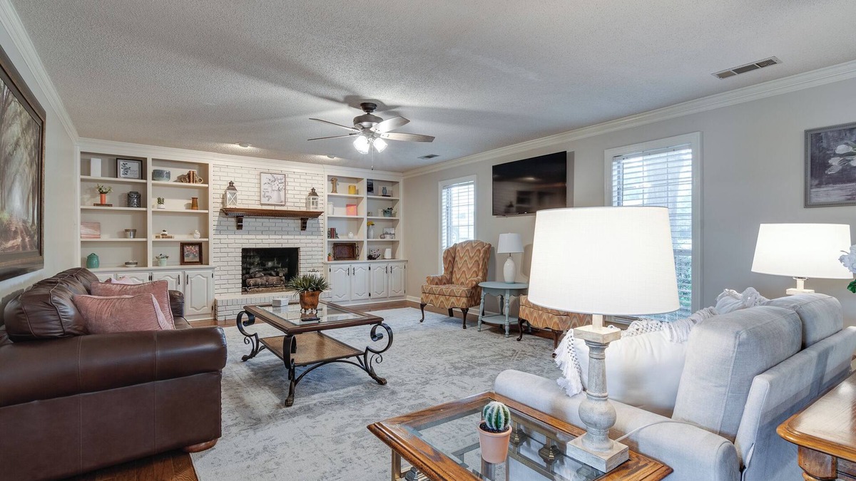 Olive Branch House | 4 bed 3 1/2 bath Home Upscale Neighborhood