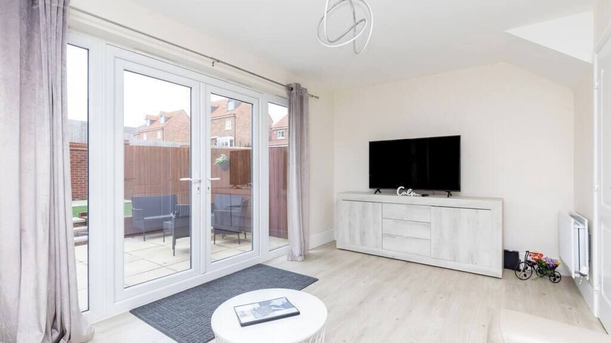 Stanley House | 4 Bed 3.5 Bath - Free Parking | Free WiFi | 2x En-suite Bedrooms | Self Check-in