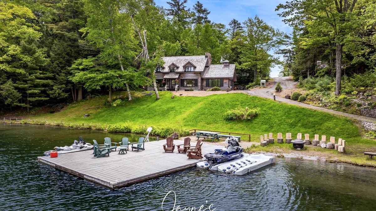Seguin Cottage | 4 bed 3 bath cottage on Lake Joseph - sandy beach with all-day-sun!