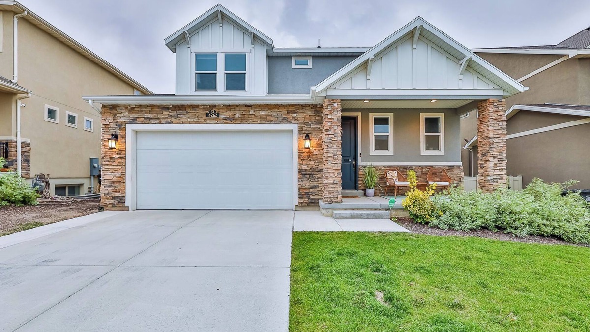 Herriman House | 4 bed/3 bath Home in the HEART of Salt Lake City! Great shopping and food!