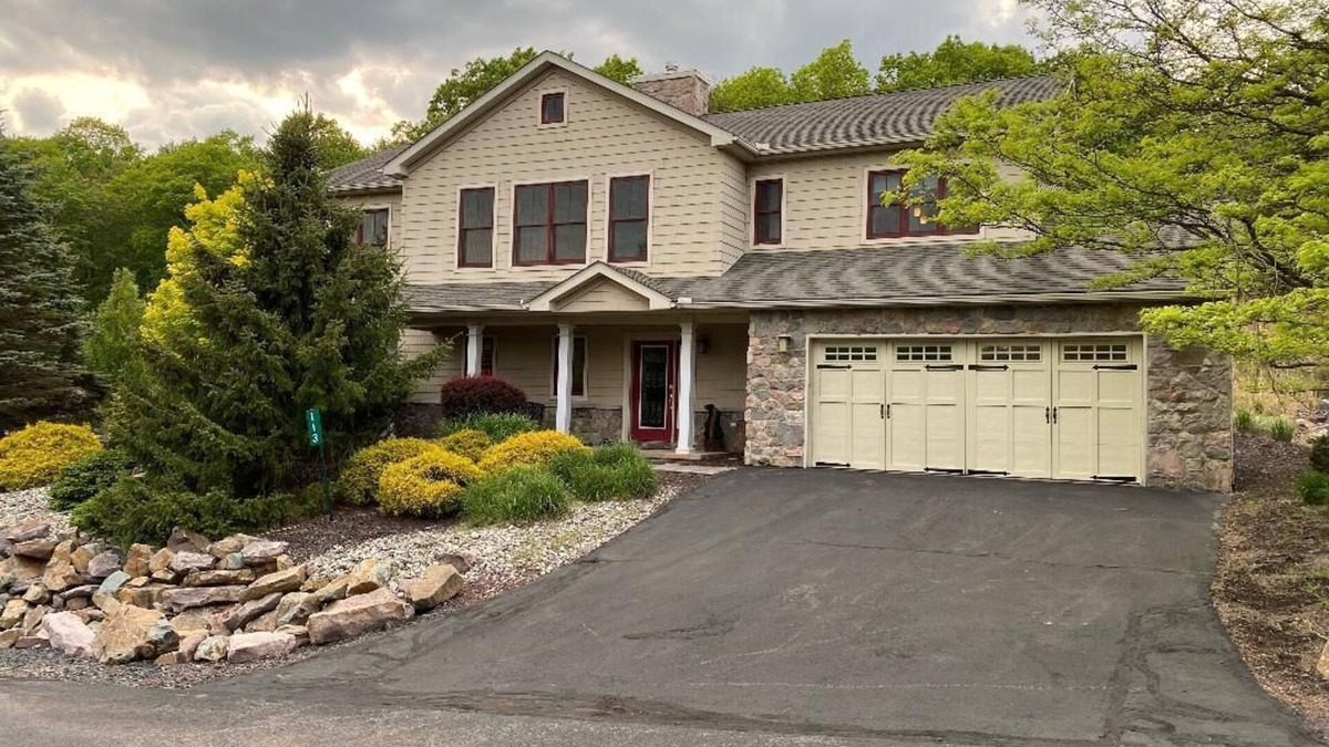 Lake Harmony House | 4 Bed 3 Bath single home with Hot Tub! Come for the Fall foliage and festivals!