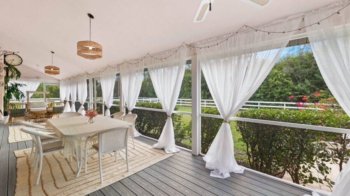 Biggar House | 4-Bed 4 bath 2 kitchens - Pool, Lanai, BBQ