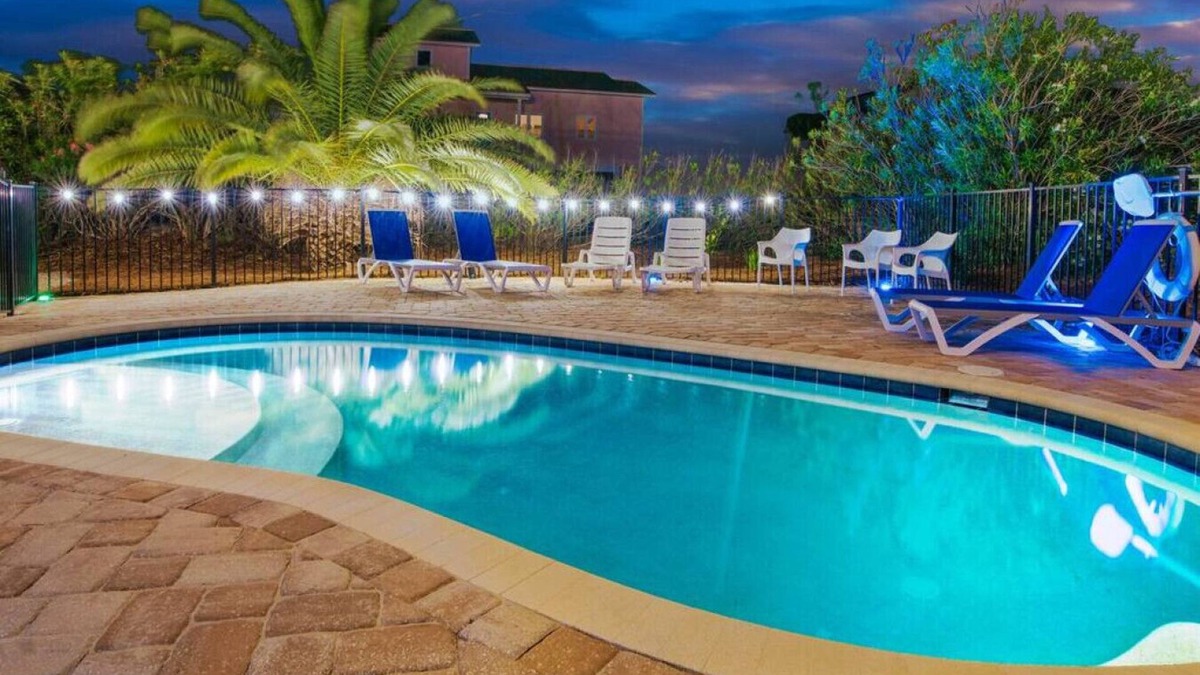 East End House | 4 Bed - 5 Bath – Pet Friendly - Just Renovated- Steps to Beach- Private Pool & Hot Tub!