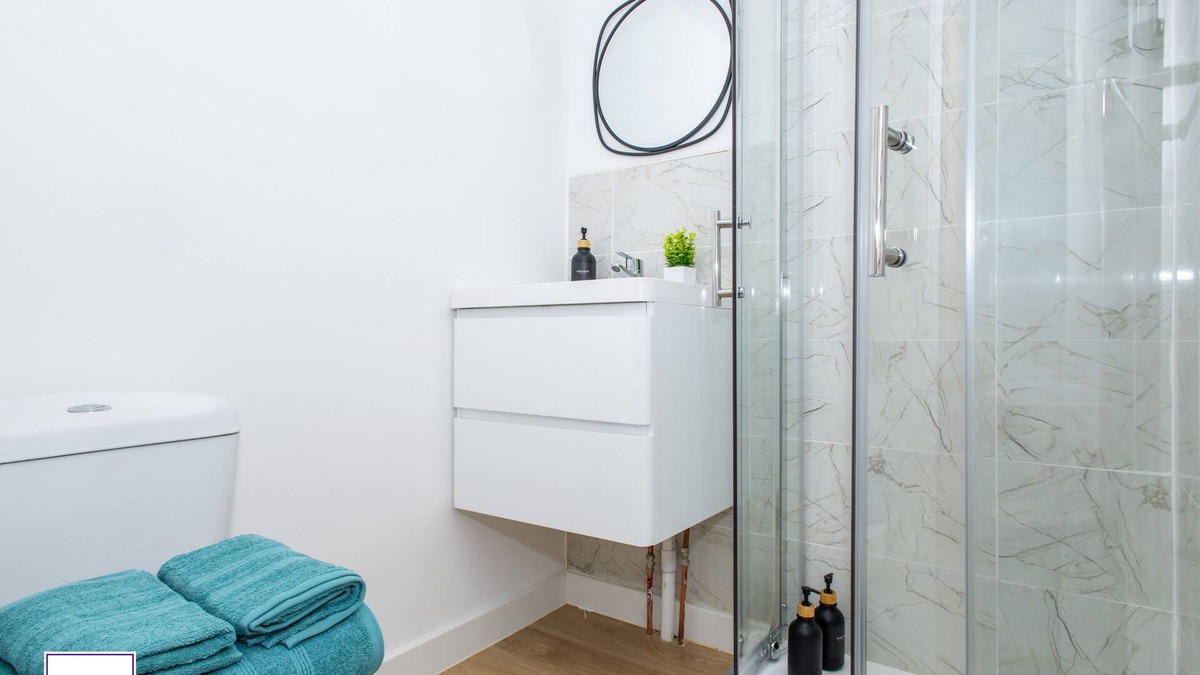 Lofthouse Apartment | 4 Bed 5 Bath - On Street Parking - Fast Wi-Fi - Self Check-in