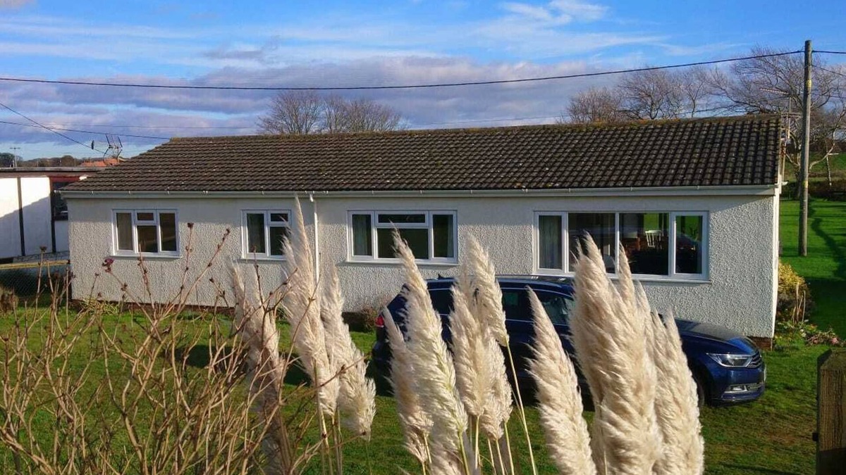 Heacham House | 4 Bed Beach Bungalow with Dog-friendly Garden & Hot Tub on South Beach, Heacham