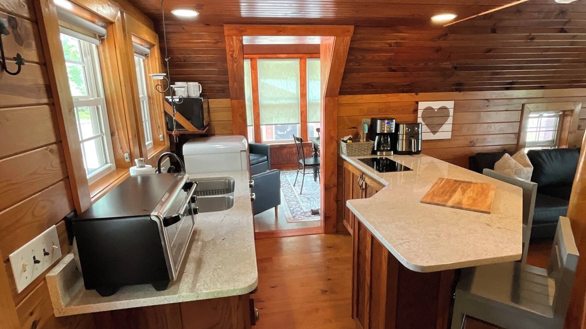 Byrdstown Cabin | 4 bed cabin in delightful Byrdstown with fitness room, WiFi, ACnBoat/trl parking