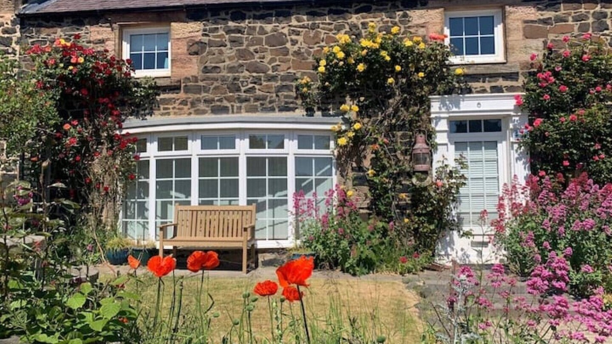 Craster Cottage | 4 bed cottage with parking and views in Craster