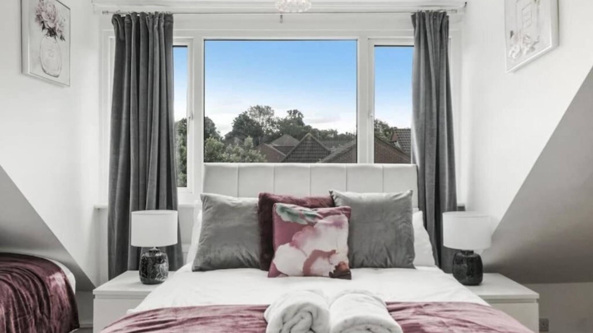 Streatham Hill Apartment | 4 Bed Flat Sleeps up to 9 Close to Brixton