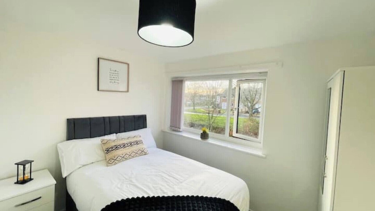 Wakefield House | 4 bed house in Wakefield - perfect for contractors